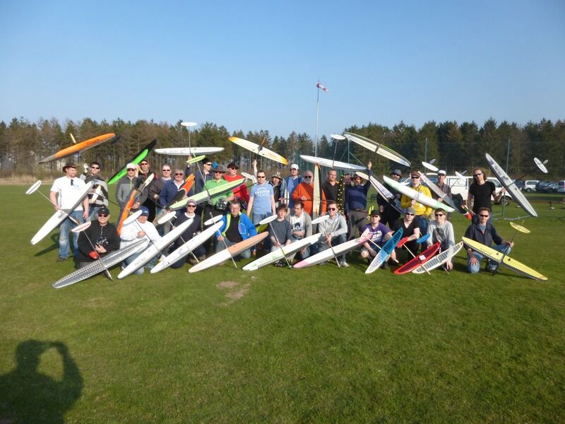 Gruppenfoto 2014: die Pilotinnen und Piloten halten ihre Schleudersegler in die Luft