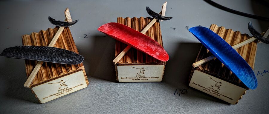 Drei Pokale aus Holz, jeweils mit einem Whirli-Rumpf